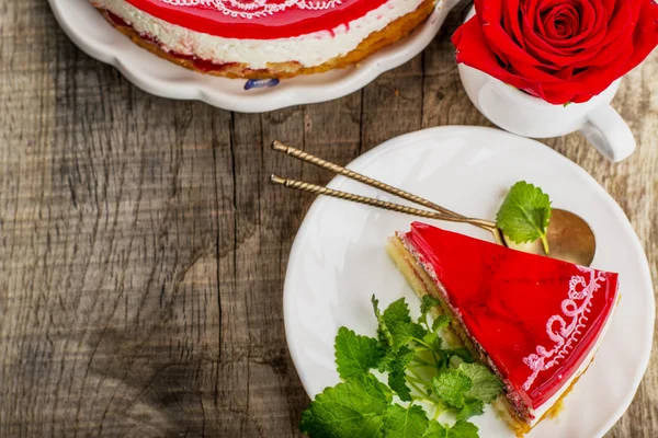 Gâteau aux fraises fraîches avec fond en bois gelée Images De Stock Libres De Droits