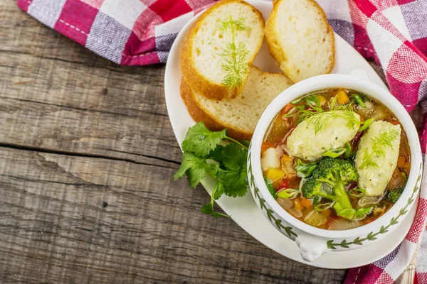 Soupe aux boulettes dans une assiette blanche — Photo