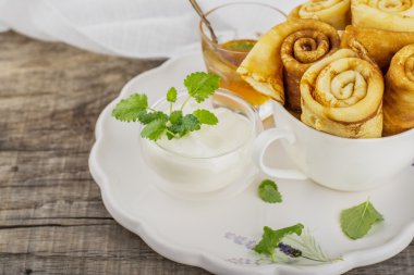 İnce altın krep sıcak haddelenmiş borular beyaz bir kaba