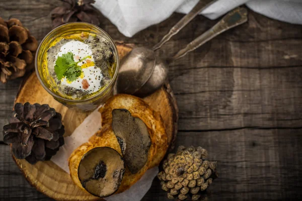 Mushroom pate in een pot op donkere achtergrond, selectieve aandacht, — Stockfoto