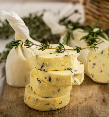 Tereyağı ile kekik ve biberiye limon lezzet.