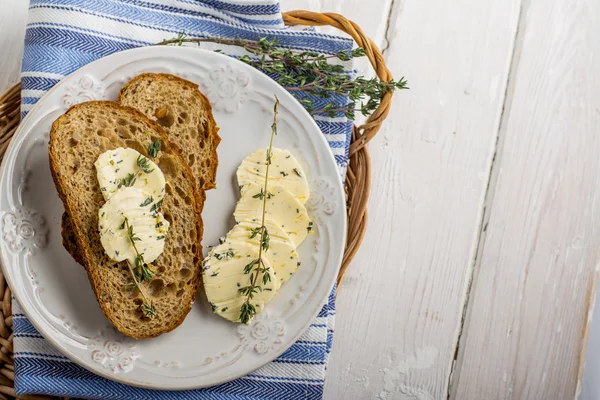 Fette di pane fresco con burro sull'erba . — Foto Stock