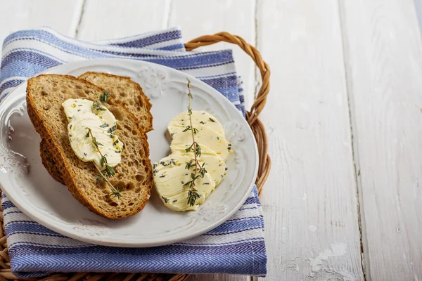 Fette di pane fresco con burro sull'erba . — Foto Stock