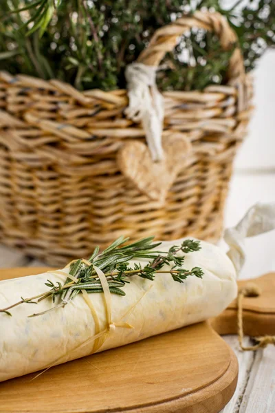 Mantequilla con hierbas en papel pergamino plegado —  Fotos de Stock