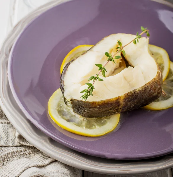 Vis schotel - Gebakken visfilet met citroen — Stockfoto