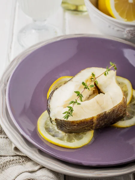 Plato de pescado - filete de pescado frito con limón —  Fotos de Stock