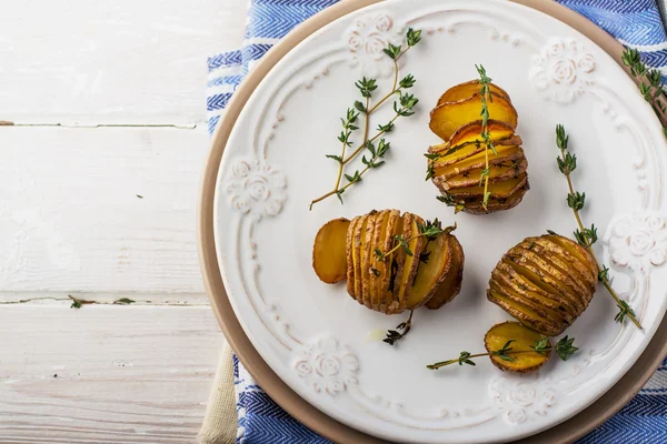 Rostad potatis på maträtt på nära håll — Stockfoto