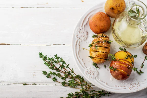 Mutfak masasının üzerinde ham patates dilimli — Stok fotoğraf