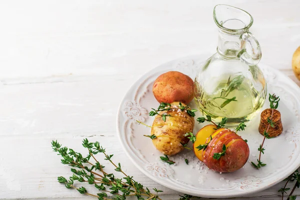 Nakrájené syrové brambory na kuchyňském stole — Stock fotografie