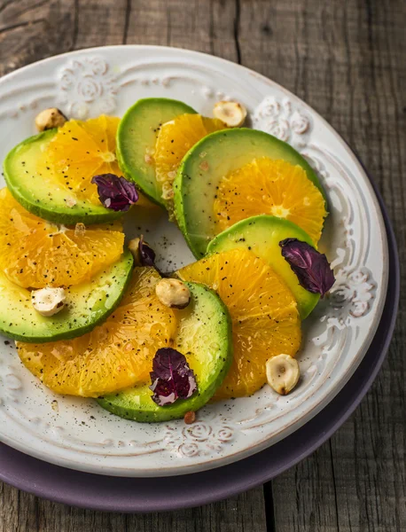 Vorspeise aus Avocado, Orange mit violettem Basilikum und Haselnüssen — Stockfoto