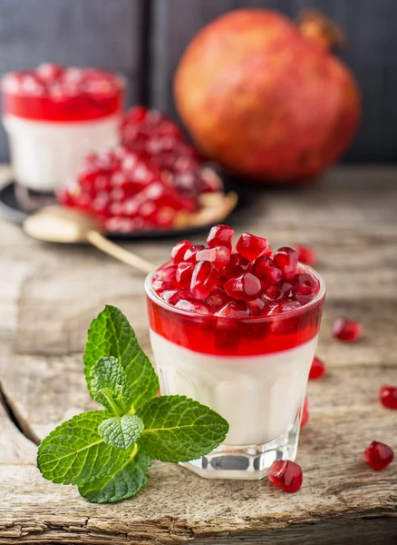 Pannacotta med granatäpple gelé — Stockfoto