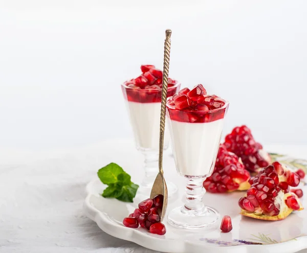 Panacotta cu sirop de anat de jeleu de rodie Fotografie de stoc