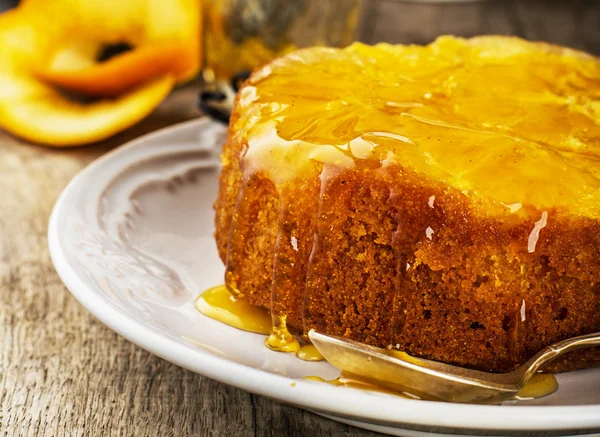 Апельсиновый перевернутый торт со сладким сиропом — стоковое фото