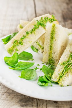 Avokado Yapıştır ve su teresi tost