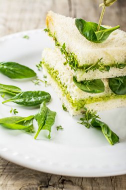 Avokado Yapıştır ve su teresi tost