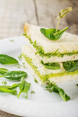 Avokado Yapıştır ve su teresi tost