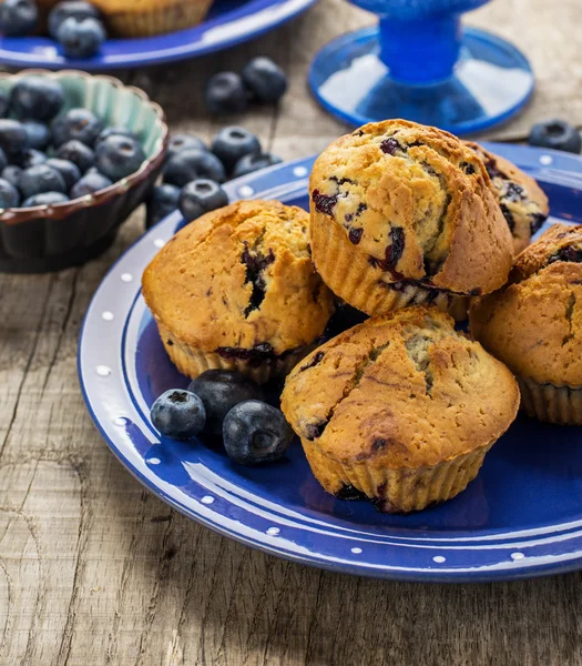 Domácí muffiny s borůvkami na dřevěné pozadí — Stock fotografie