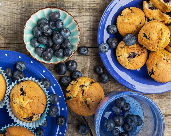 Lahodné domácí borůvkové muffiny s čerstvými borůvkami — Stock fotografie