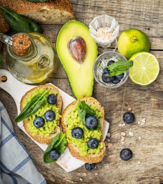 Sandviç avokado, yaban mersini ve ıspanak