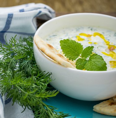 Yoğurt ve salatalık starter için sos