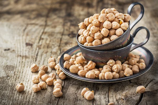 Garbanzos secos en taza de metal vintage — Foto de Stock