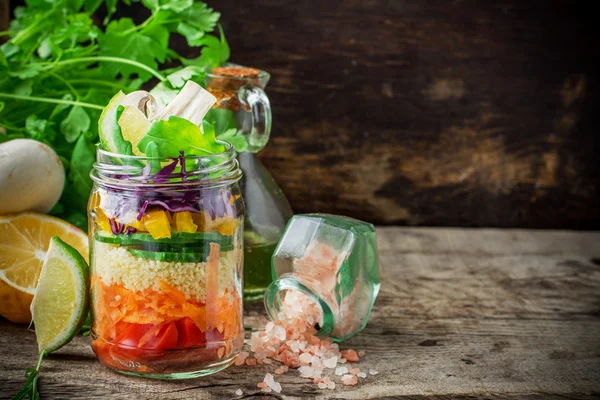 Ensalada fresca y colorida en el frasco — Foto de Stock