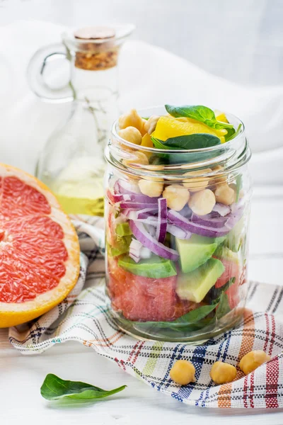 Ensalada deliciosa puesta en un frasco para facilitar el transporte — Foto de Stock