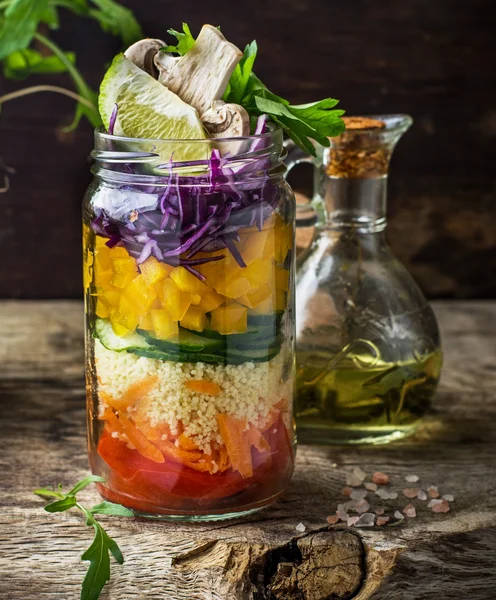 Fräsch färgglad sallad i burken — Stockfoto