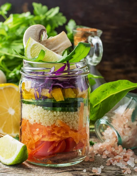 Salade fraîche et colorée dans le pot — Photo