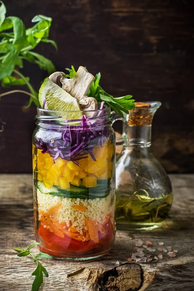 Свежий красочный салат в банке — стоковое фото