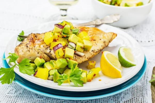Taze mango salsa ile ızgara tavuk göğsü,