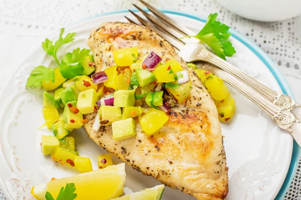 Taze mango salsa ile ızgara tavuk göğsü,