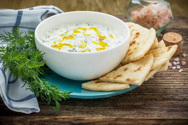 Saus met yoghurt en komkommer voor starter — Stockfoto