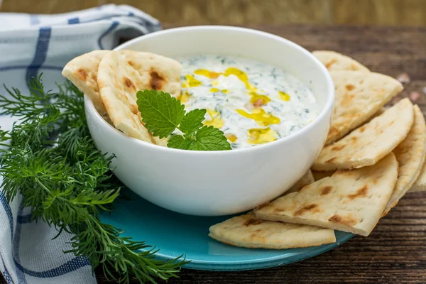 Sauce with yogurt and cucumber for starter — Stock Photo, Image