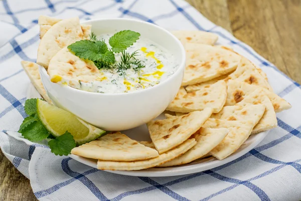 Saus met yoghurt en komkommer voor starter — Stockfoto