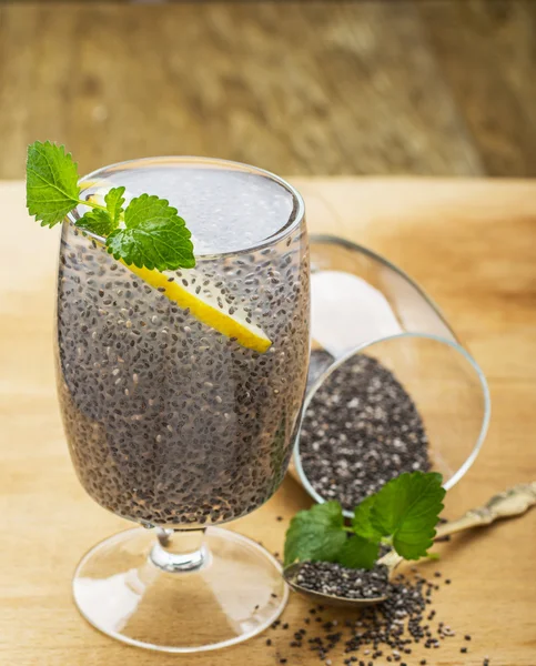 Chia frön dricka med vatten — Stockfoto