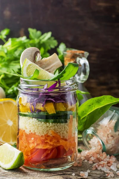 Fräsch färgglad sallad i burken Stockbild