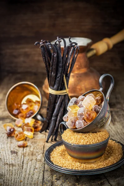 Zucchero di canna su fondo di legno — Foto Stock