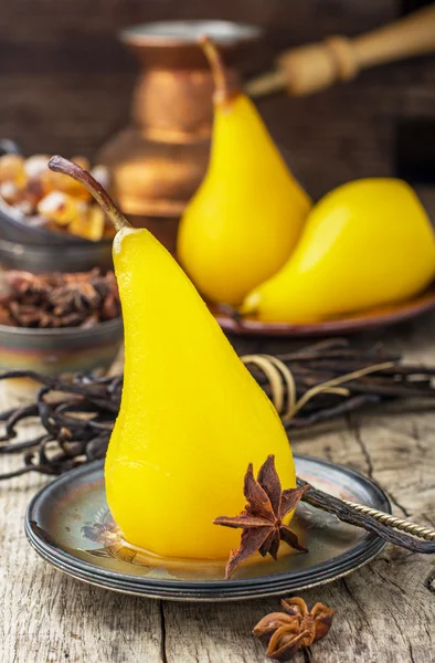 Süße duftende Birnen mit Safran und Gewürzen pochiert — Stockfoto