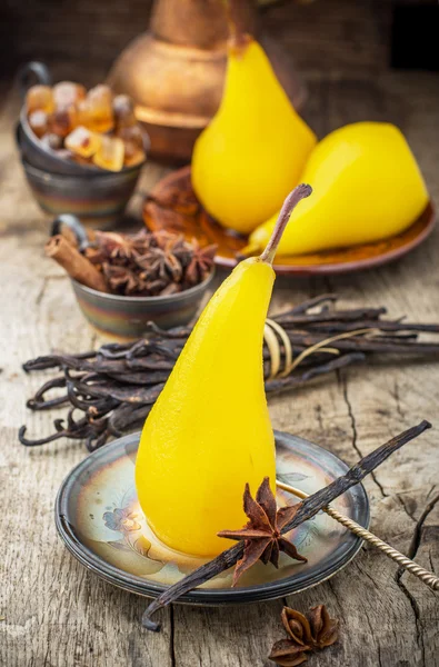 Sweet fragrant pears poached with saffron and spices — Stock Photo, Image