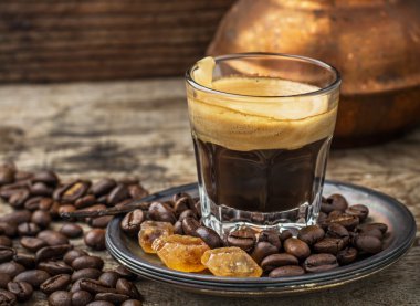 vintage karamel kahverengi şeker kristalleri ile kahve fincan