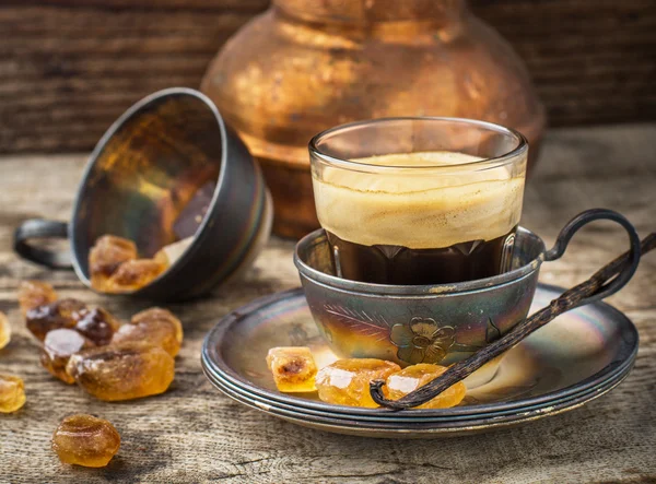 Csésze kávé a szüreti karamell barna cukor kristályok — Stock Fotó