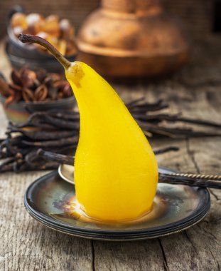 Safran ile haşlanmış armut