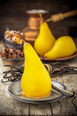 Safran ile haşlanmış armut