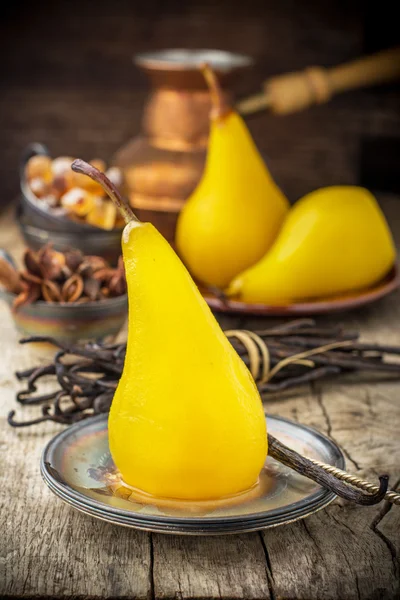 Poire pochée au safran — Photo