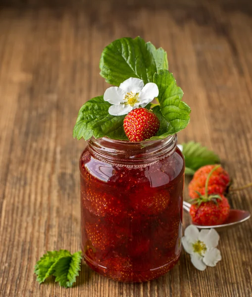 Domácí jahodová marmeláda ve sklenici — Stock fotografie