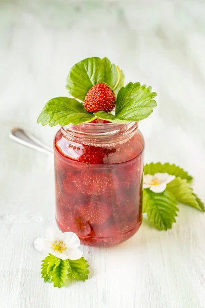 Hemmagjord jordgubbssylt i ett glas — Stockfoto