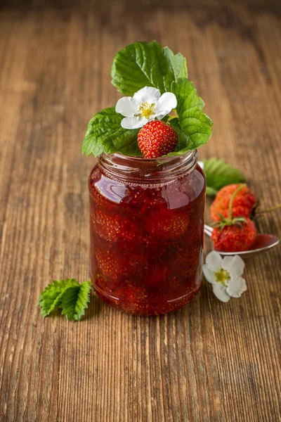 Hausgemachte Erdbeermarmelade im Glas — Stockfoto