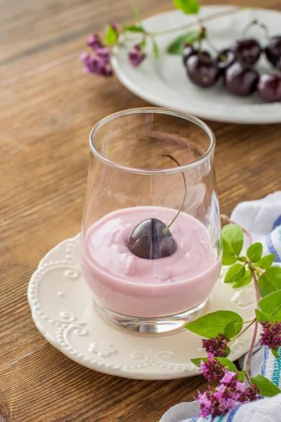 Cherry yogurt and ripe cherry with a sprig of marjoram — Stock fotografie