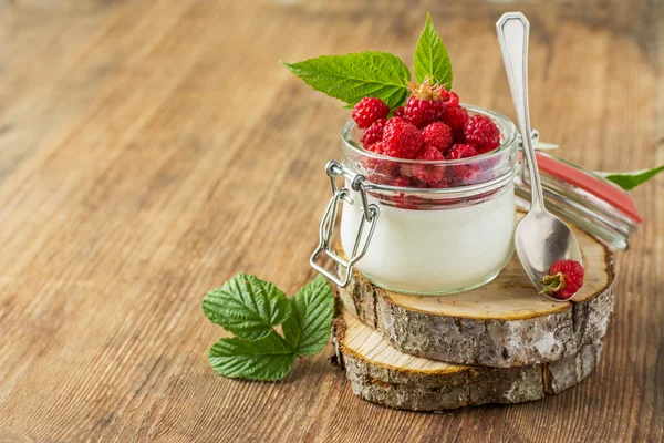 Dessert with cottage cheese and raspberry in a glass jar. healthy food — Stok fotoğraf